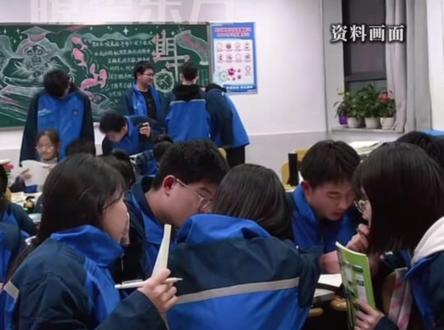 “聪明是人设,偷偷卷才是真”,689分清华学霸诚恳说大实话:看起来不读书也学习好,实际偷偷下死劲!网友:这孩子实诚,净说大实话。 (剪辑:实习生 吴雨轩)