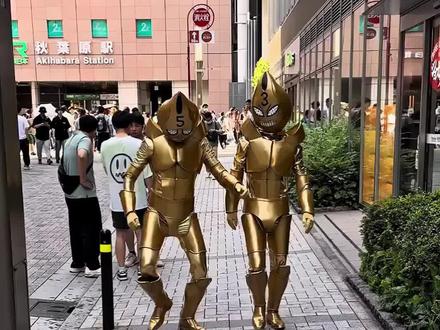 给手枪买星巴克的DIO #星巴克 #伊森 #JOJO周边在橱窗