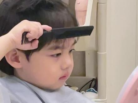 完了,头发剪毁了,一个人坐了半个小时了…