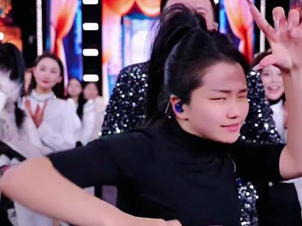 小凤宝空降木森大舞台,魔性手势舞 魔性表情 笑翻全场。 #魔性律动舞 #木森大舞台 #木森大舞台有才你就来 #搞笑 #魔性舞蹈