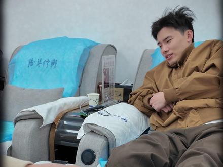 今天又来了一位专程捏脚的顾客,让他爽到电话都不接了! #足底按摩 #抠脚 #抓痒 #捏脚 #修脚