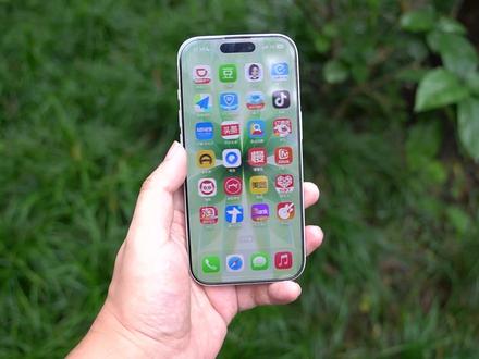 加量不加价、各项无短板!iPhone17上手体验、开箱测评 iPhone17上手了,几天用下来,除了第一天续航偏低外,之后的两次续航记录都很强。重度使用,包含50分钟微信视频通话,大量的户外使用,拍照拍视频,亮屏6个半小时,晚上睡前还有6%的电量。真的不敢相信这是3700mAh的小屏机做到的。充电速度实测了20分钟到51%,用的Macbook充电头,这个充电速度就百分比而言,甚至高于一些安卓手机。A19的能耗优化很强,CPU性能和GPU性能也有提升,基础款没什么短板。超广角现在是融合式镜头,2400像素照片,素质很高;主摄、前置镜头不用多说了,苹果的水准依然在,镜头素质好,锐化算法克制,光影表现力优秀,很均衡。前置镜头优势扩大。总体来说,256G不加价的iPhone17竞争力非常强。很好的马达振感,还有扬声器音质堪称独一档的存在,屏幕素质优秀,UI触控响应跟手。iPhone17就是新一代的钉子户机型。#iPhone17 #苹果手机 #苹果17