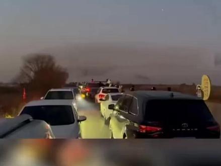 北冥有鱼,其名为鲲。鲲之大,不知其几千里也。化而为鸟,其名为鹏。鹏之背,不知其几千里也。怒而飞,其翼若垂天之云。是鸟也,海运则将徙于南冥。南冥者,天池也。齐谐者,志怪者也。谐之言曰,鹏之徙于南冥也,水击三千里,抟扶摇而上者九万里,去以六月息者也。野马也,尘埃也,生物之以息相吹也。天之苍苍,其正色邪?其远而无所至极邪