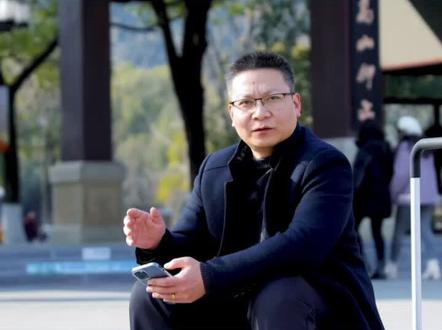 运镜技巧之05“摇”:“摇”和“推拉移跟”组合起来,综合应用,就会形成七七四十二般,无穷无尽的变化。#手机摄影