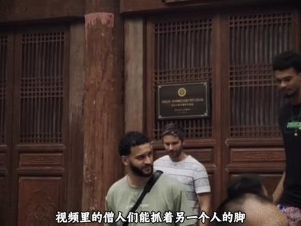 安慰新秀召集队友开会,文班亚马用一个夏天蜕变成为真正的领袖 #文班亚马 #马刺战胜雷霆 #nba季后赛 #dou来nba