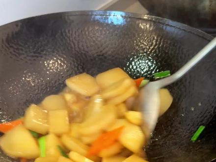 盘菜是我们温州特有的一种蔬菜,好多人都误以为是白萝卜,其实他们完全不一样。今天分享一道家烧盘菜~#盘菜 #家烧盘菜 #跟着抖音学做菜