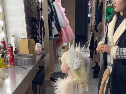 和爱莎一起给哥哥送礼物了 #笑容加儿童牙刷 #笑容加Q20