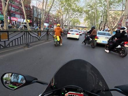 张雪500下班通勤vlog—偶遇野生摩友 春天到了,洛阳的骑士们 是时候出来骑车了
#张雪 #张雪机车 #张雪500rr #张雪820rr #洛阳