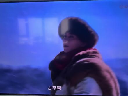 电视剧《大生意人》第一集开篇就有两个历史常识错误:
1、陈晓自称咸丰五年流放宁古塔,实际上清朝流放罪臣和犯人到宁古塔,通常在康熙、雍正两朝,乾隆朝时已将罪臣和罪犯就放到伊犁将军统辖的回疆地区了。之后罪臣和罪犯的流放地已经没有宁古塔了。
2、陈晓自称奉宁古塔将军之命。实际上宁古塔将军始设于顺治十年(1653年)称“宁古塔昂邦章京”。康熙元年改宁古塔昂邦章京为镇守宁古塔等处将军。康熙十五年(1677年),宁古塔将军治所徙于吉林城(吉林省吉林市)。乾隆二十二年(1757年)正式更名为吉林将军。吉林将军于光绪三十三年(1907年)裁撤,改置吉林巡抚。剧中没有交代具体时间,但是可推测背景为咸丰末年至同治年间,此时,宁古塔将军已经撤销100多年了。