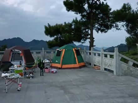 周末与朋友相约,到湖南古丈牛角山顶露营,喝酒聊天,观日落日出