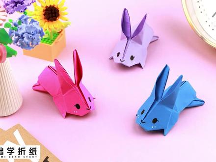 跳跃纸兔子折纸教程|DIY会翻跟头的纸兔子 | 趣味纸玩具 手工DIY创意折纸:折纸——跳跃的纸兔子 | 如何制作纸兔子 🐰
让我们一起折一只会跳的纸兔子吧!
这只立体小兔子跳跃能力超强!不仅会跳,还会翻跟头,甚至可以垂直弹跳~真的超级好玩!✨
多折几只不同颜色的小兔子,邀请朋友们一起比赛吧:
🏁 比谁跳得最远
📦 比谁先跳进盒子
🚧 比谁能跳过障碍物
相信你一定会爱上这个可爱的纸玩具!
📌 你需要准备:
A4 打印纸 (21×29.7 厘米)
马克笔 ✏️
💬 如果您对以后的手工折纸视频有什么建议,请在视频下面留言!
👍 喜欢我的抖音手工折纸视频,请关注、点赞、分享~我会持续更新更多有趣的折纸教程,谢谢支持!❤️✨✂️ 🐰
#折纸教程 #跳跃兔子 #纸玩具 #解压玩具 #学生手工