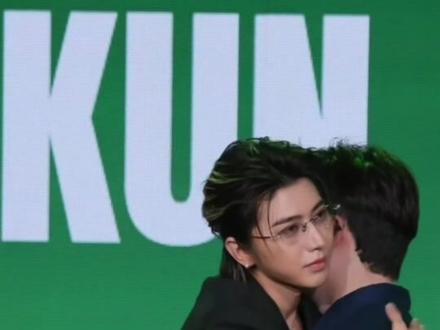 真的很体面很有职业素养了 #蔡徐坤 #蔡徐坤被粉丝冲上台强抱 #蔡徐坤被私生强抱后安慰主持人