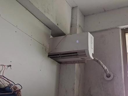 空调漏水是怎么回事?看师傅教你如何维修,看懂了女生也能修好。