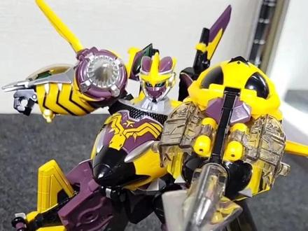 炫卡斗士W 幻翼灵蜂变形战机展示