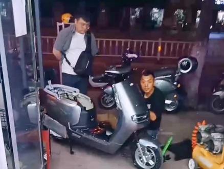 #骑爱玛乘风破浪 #爱玛揽圣n511 爱玛揽胜搭载72V22A引擎电池,一次充电200里,时尚的星云灰色高端大气上档次,男神的必备座驾。@爱玛南阳总经销