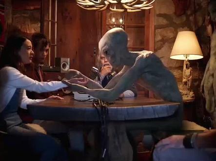 #外星人#外星科技 #外星人事件 宇宙文明可以分为三个等级:一级文明能够完全掌握所在行星的全部能源,二级文明能够利用所在恒星系统的所有能源,而三级文明则能够利用银河系的所有能源。目前的人类文明仅相当于0.73级,远远未能达到一级文明的标准。12
外星文明可能具备的科技水平
能源利用:高级外星文明可能已经掌握了戴森球技术,这是一种包裹恒星以收集其能量的装置。这种技术不仅需要极高的工程技术,还需要大量的材料,目前人类的技术无法实现。
星际旅行:外星文明可能通过构建虫洞或使用核聚变、正反物质湮灭等技术,实现接近光速的星际旅行,这使得它们能够在短时间内跨越巨大的星际距离。
生物和伦理差异:外星文明可能采用与人类不同的生命形态,这意味着它们的道德和伦理标准可能与人类截然不同。这种差异可能导致人类难以预测和应对外星文明的行为。