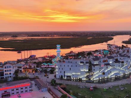 这个夏天,我最喜欢的宝藏海滨小城出现了 -
我在北海
找到了一个小众打卡地
童话般的渔村,海上布达拉宫
晚上还有梦幻的夜景,和浪漫烟花
-
📍地点:广西北海市合浦海丝首港
🚅交通:北海站打车出发30分钟可到达
⏰景区营业时间:10:30-凌晨1:00
-
🌞:游玩路线
首港古堡—烟楼渔村—海境台—西门叮—港司楼—入海滩—始发港—海上栈桥—汐海阁
-
🌛:夜游必看演出
18:30-20:00《海丝首港落日合唱夜》(始发港)
20:10 全景交互式实景演艺《水与火之歌》(始发港)
21:40 海上烟花秀(始发港)
21:45 非遗打铁花(始发港)
21:50 主题花车巡游(始发港)
22:10 夜浪开场灯光秀(始发港)夜浪港迪狂欢派对等(始发港) 千人烟花舞(始发港)
-
#旅行推荐官 #一起去旅游 #北海旅游 #海丝首港