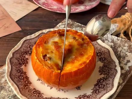 【烤迷你南瓜盅】 将迷你南瓜挖空,填入特调肉馅与烤蒜香料的混合馅料,顶部覆盖熔融芝士,打造一道健康低卡的地中海风味料理。
准备时间:15分钟
烘烤时间:25分钟
烤箱温度:200℃
食材清单
主体材料
迷你西葫芦:4个
食用油:2汤匙(30ml)
肉馅配料
牛羊肉糜:200克(肥瘦2:8)
小洋葱:1个
番茄膏:1汤匙(15g)
混合蔬菜:½杯(熟冻豌豆、胡萝卜丁、玉米粒)
烤蒜:2瓣
马苏里拉芝士:50克
调味料
海盐:3克
黑胡椒粉:1克
红椒粉:2克
清水:30ml
制作步骤
一、处理瓜
瓜洗净,切去顶部
用勺子挖除瓜瓤,形成碗状(壁厚保留0.5cm)
内壁刷油撒盐,切口朝上放入烤盘
200℃烘烤15分钟至半软
二、制作馅料
热锅加油,下肉糜炒至变色
加入洋葱碎炒至透明
依次加入番茄膏、烤蒜泥、30ml清水翻炒
倒入混合蔬菜,用盐、黑胡椒、红椒粉调味
三、组合烘烤
将肉馅填入预烤的盅里
顶部铺满芝士
200℃再烤10分钟至芝士熔融
备注:
挖瓤时保留底部,防止馅料泄漏
预烤瓜可避免出水导致馅料湿软
烤蒜制法:整蒜淋油包锡纸,180℃烤30分钟
混合蔬菜可用新鲜彩椒丁替代。
#治愈系美食 #食谱分享 #南瓜盅 @DOU+小助手