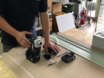 链钉枪使用方法,非常省电昂,不需要配这么多电池,一块电池足矣。#festool费斯托工具 #818抖音奇妙好物节
