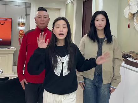 没人知道老爸挨了多少遍批评#海豹舞 #多人手势舞