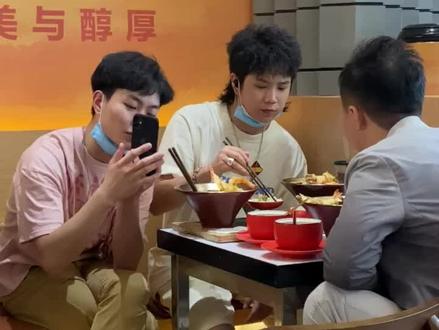 近距离看大哥吃饭的一天 #郭聪明 给你们的高清福利