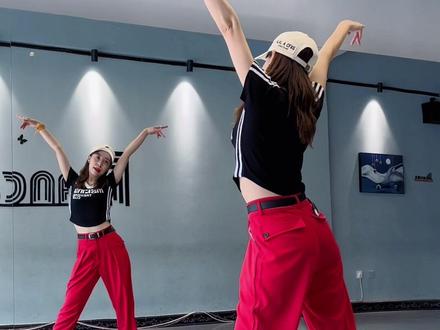 #犯错 #零基础学舞蹈 #热门舞蹈 #慢动作 #口令教学
这支舞蹈分解出来方便大家参考和学习,喜欢的伙伴快快行动吧!