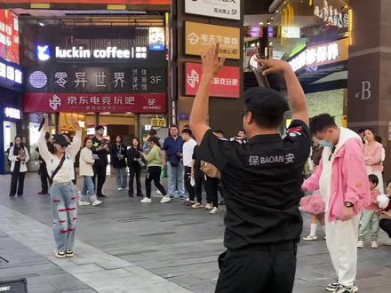 春熙路上显眼包 有幸偶遇萌小猫
美女歌声路边飘 歌唱技巧有高招
一起嘎舞快乐绕 引得路人手机掏
时而深情时而妖 欢声笑语烦恼抛
快乐向前步步高 完整版本大家瞄
#走到哪里都c位 #一百万个可能 #遇见未来的自己 #人来人往 #好声音
街头偶遇就随拍
@辫弟推广