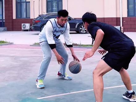 #篮球教学 #脚步 #上篮 欧文也很喜欢用这一招来终结