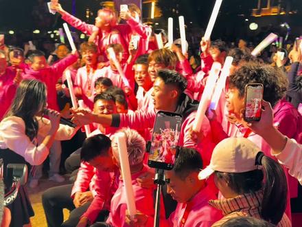 你们就是我们心目中的冠军🏆~ 明年再战💪
太帅啦~ 我这也是算是一起合影了吧🤭
#湘超常德队 #湘超亚军#赵文荻 #朱博文 #现场版live @朱博文 @赵文荻@DOU+上热门 @DOU+小助手