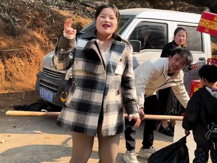 今天去吃期姐的娘家哥哥的新居乔迁之喜,跟着他们一起抬酒和鞭炮,简单随了200块的礼,这房子做得可真大 里面的装修好漂亮,坐着的饭菜真的太香了。为了热闹喜庆搭了个舞台,大哥都拉着我老公上去跳,这死鬼都害羞了 #每天都记录我的真实生活日常 #小满生活真实接地气