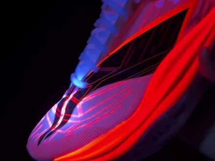 飞电6E普款vsSSR:荧光/脚感差别大吗❓
#跑鞋 #每日分享 #真实生活分享官 #跑鞋分享 #碳板跑鞋