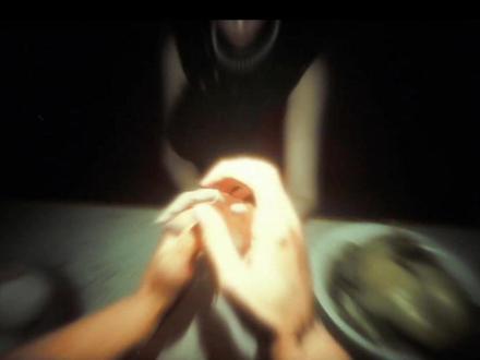 你没有心 男主是软件工程师 被人欺骗走了成果 让公司遭受了很大损失与公司产生了巨额债务 他不知道妻子知道 妻子背地里和父母说了要把老家的房子卖了帮丈夫还钱 但是照顾他的面子就没给他说 自己买了票打算回家处理卖房事情 这时候男主发现了妻子的车票 以为是妻子要离他而去 因为刚刚遭受欺骗背叛 所以以为妻子也要背叛他 他就萌生出了杀妻骗保的想法 于是在生日当天在出租屋将妻子杀害 并且分尸 将妻子的头颅放在水里煮 把肢体分割后放进冰箱 或是喂猪 或是冲进下水道 而且他杀妻子的时候已经知道她怀孕了
#无归 #失眠