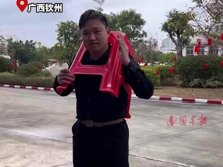 一夜之间“人传人”,他们的脖子上套了个塑料凳,消防提醒:保持冷静,切勿生拉硬拽。#塑料凳 #套头 #消防
