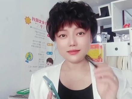 城乡居民医疗保险如何用手机微信来缴费
有朋友问我,咱们医疗保险缴费怎么交,告诉您一招,轻轻松松就能搞定,接下来咱们一起操作起来,担心听一遍记不住的赶紧点赞收藏,省得回头想找又找不到了。
这个办法真的是超简单!打开微信,点右下角“我”→ 再戳“支付” → 找到“城市服务”点进去!
里面有个“社保”,点它!然后认准“城乡居民医疗保险缴费”这一项~
填好身份证号、姓名,确认信息没问题,立马交钱完成!全程一分钟就搞定!
对啦,支付宝其实也能交费,但咱们今天先把微信缴费的方法学会~
自己交完顺手帮老爸老妈、爷爷奶奶也操作一下,真的超省心!
万一哪步卡住了,别急!随时评论区喊我,有问必答~
如果你觉得有用,一定要转发给身边需要的朋友,关注我,每天一个超实用的生活小技巧,感谢您的关注与支持,咱们下期见
城乡居民医疗保险如何用手机来缴费#手机使用技巧#农村合作医疗#涨知识#知识分享#微信缴费农村合作医疗