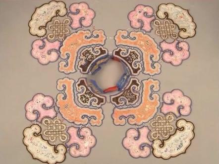 云肩到底有几种呢?明代它被叫做肩帕,现在拿来搭配汉服的多是清代流行的#传统