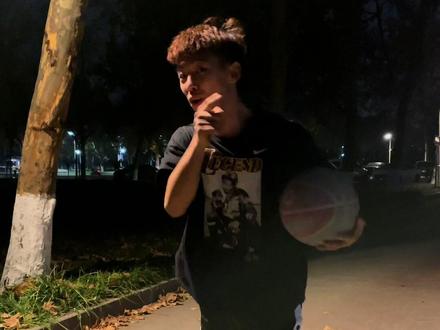 山姆高德过人小技巧 兄弟们快点学起来 这期视频太干了!#你好篮球少年 #告别emo潮流住