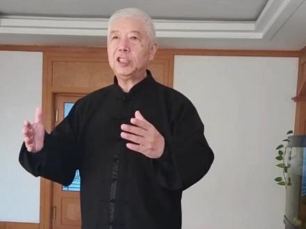 身如气囊,气沉丹田,气宜鼓荡。