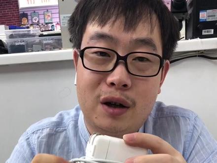 苹果笔记本充电器是自带绕线器的