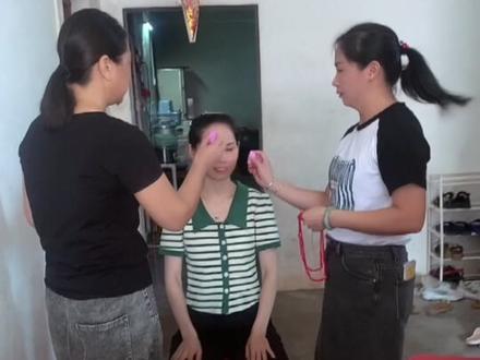婚礼习俗:女方出门的开脸习俗,猜猜是那个地方的传统习俗,你的家乡有这样的习俗吗?#婚礼习俗