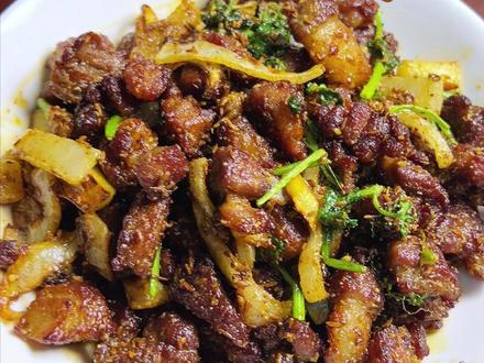 超级解馋的孜然羊肉! 羊肉滑嫩多汁,孜然香味浓郁,不柴不膻,做法简单还快手,轻松满足老婆的烧烤胃!
#美食教程 #孜然羊肉 #羊肉的神仙吃法 #在家做美食