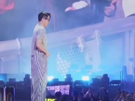 #是谁和郭富城共舞了 #郭富城演唱会 #鲨鱼舞 #九十玖 @九十玖。 @郭富城 @抖加小助手