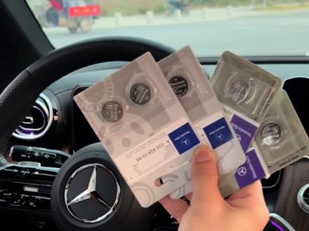 奔驰车钥匙没电了 怎么换电池,小白也能轻松搞定。 用了一年多的钥匙、就提示电量不足了,教大家怎么动手更换、省时省心。#奔驰车钥匙更换电池 #奔驰#glc#c260l #e300l