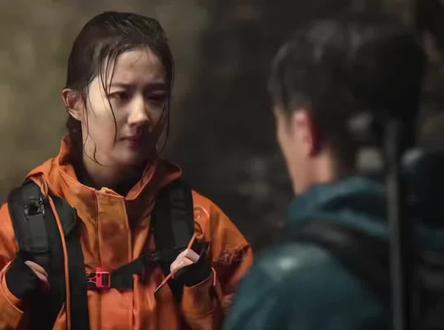 油价上涨,冲锋衣可能更贵?受中东冲突影响,国际油价飙升,成本压力已传导至纺织业。作为合成纤维主要原料的石油涨价,直接推高了涤纶等面料价格。数据显示,涤纶原料报价3月以来急剧上涨,一度突破9600元/吨,目前仍处高位。(来源:界面新闻 实习编辑:王晓丹)