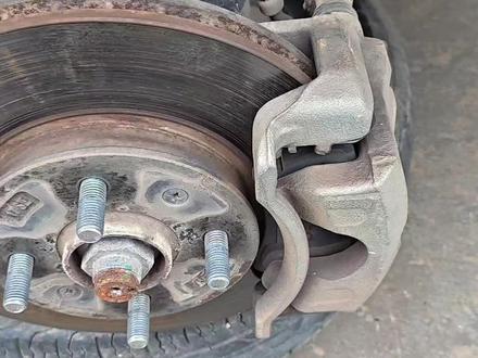 自己动手更换刹车片,换好刹车片后记住深踩几脚刹车再开车。