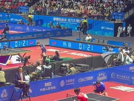 三张球台,随便一看都是世界冠军!11月15日晚,许昕王楚钦、孙颖莎朱雨玲、陈梦王曼昱同时对决,上演三台十五运会乒乓球“神仙打架”。#媒体精选计划 #2025全运会 (广东台记者:曹境 陈咏珂)