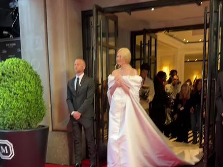 超模alexconsani离开酒店 前往2026MetGala现场