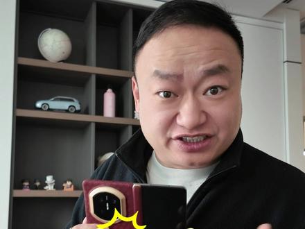 折叠手机的正确打开方式是什么你知道吗#华为 #华为折叠手机 #华为MateX7 #折叠手机 #高端商务手机