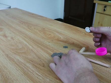 雪糕棒制成的压舌片投石器,可发射硬币,这样的射程是否还行? #手工diy #diy #手作 #原创手作 #手工