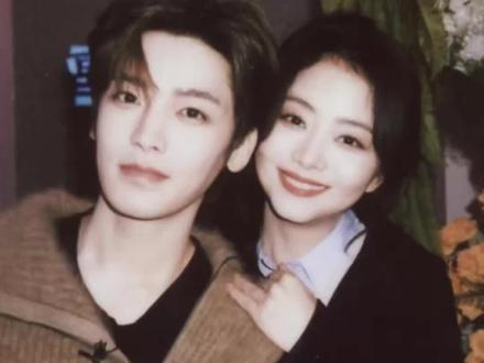 #谭松韵 #侯明昊 你俩这个氛围真的太自然了吧,豹豹猫猫就这么简单放饭啦#cp