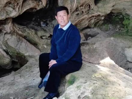 郁豹豹火了,因为他惨痛的身世,年幼被拐还被养家抛弃退给人贩子后又被转卖却依然没有被善待,11岁被迫离开养家死里逃生自谋生路,但是郁豹豹受尽生活的苦痛折磨后不仅没有被生活打败还坚强的长大了而且三观还挺正,个人还特别热爱学习,不断在社会中自我磨炼与成长着,几乎没有什么学历的他却有着超强的口头表达能力,较高的情商,不得不说,社会真的是一所很好的大学。
而我的父亲呢,由于时代的原因,也是因为生活所迫13岁就跟他的兄弟姐妹们分别奔赴了不同的省市各自出来自谋生路,爸爸的一部分兄弟姐妹们奔向了西部,慢慢的他们都在新疆落脚扎根了,而我那只有小学文凭的父亲呢那时却向往鱼米之乡的湖北,13岁的他出来一路跟着别人打工一直打到了湖北,因为正是长身体的时候出来干苦力,营养又跟不上,我的父亲没有长到遗传基因的身高,比他的兄弟们个头都要略小一些,他到了湖北后落户生产队,一个人独自生活了一段时间之后,善良的他选择了与没有父亲、家里只有母亲、妹妹和年老的爷爷的妈妈结为了一家人,然后有了我们三姐妹,那个年代并不是我的爸爸妈妈本意要多生,而是那时只有两姐妹家里没有男劳动力的妈妈她们日子确实过得太艰难也太受人欺负了,爸爸妈妈虽然没有如愿生到男孩,但是她们还是尽心呵护我们三姐妹长大了,连我的小嬢嬢开玩笑说她家三个儿子我们家三个女孩,可以和我们家互换一个孩子抚养的,但是我的爸爸没有同意,他说还是各自抚养各自亲生的孩子要好一些。
我的父亲虽然只有小学不到的文凭,但是却能写得一手好字,懂得人生的很多道理,能讲很多有理有据的话语,有责任心有同情心有社会责任感,他的一生也是充满了故事,挑过担子种过田打过堤,当过民办队长、生产队记工员、生产队队长、会计。做过走乡串户的生意,开过烤鸭店、早餐店和皮鞋店……,最后迫于我上中专两个妹妹都上了初中的经济压力,我的父亲不得不远走他乡去帮在新疆开建筑公司的大孃他们打工,从此长期忍受着与家人分割两地的煎熬,用他和妈妈的牺牲换取了我们姐妹三的幸福生活。
生活如此艰难!尽管如此并没有磨灭我的父亲对美好生活的热爱与向往,他热爱唱歌热爱锻炼,热爱大自然热爱摄影拍照,热爱下厨,时刻关心呵护着家庭里的每一位成员。
我的父亲也是年幼独自出来闯荡坚强生活的典范,虽然在别人看来他不过是众多普通人里的一员,但是在我们姐妹的眼里,我的父亲也是有着强大的人格魅力的人!